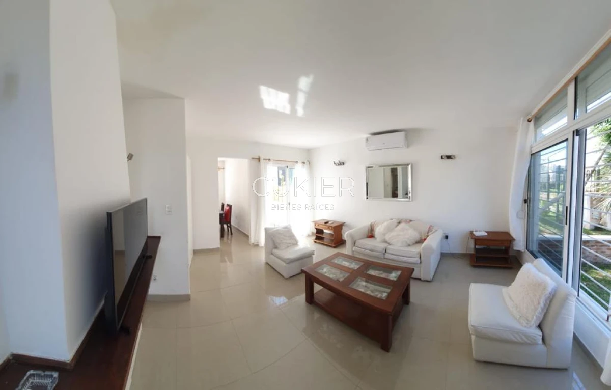 Casa ID.3312 - Alquiler anual de casa 2 dormitorios y medios a 1 cuadra del mar en playa mansa con patio y parrillero