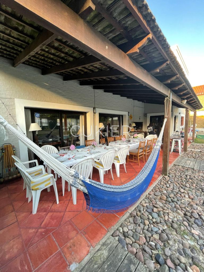 Casa ID.2422 - Alquiler anual y temporada de casa 4 dormitorios con piscina en Marly Punta del Este