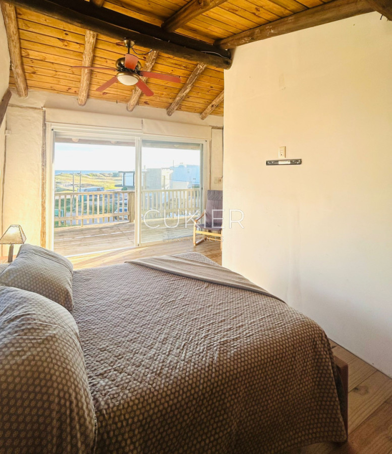 Casa ID.5323 - Se vende casa de dos dormitorios, un baño, primera línea.