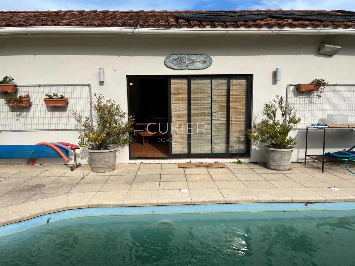 Casa ID.4183 - Alquiler de temporada casa 4 dormitorios y piscina climatizada en Pinares a tan solo 150 m de playa mansa 