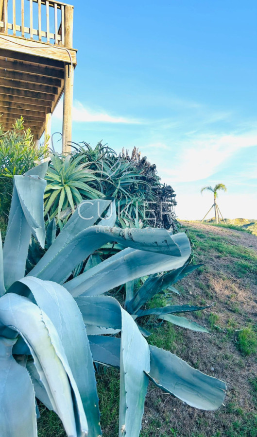 Casa ID.5323 - Se vende casa de dos dormitorios, un baño, primera línea.