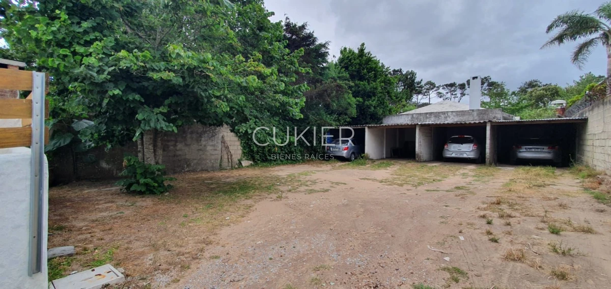 Casa ID.3312 - Alquiler anual de casa 2 dormitorios y medios a 1 cuadra del mar en playa mansa con patio y parrillero