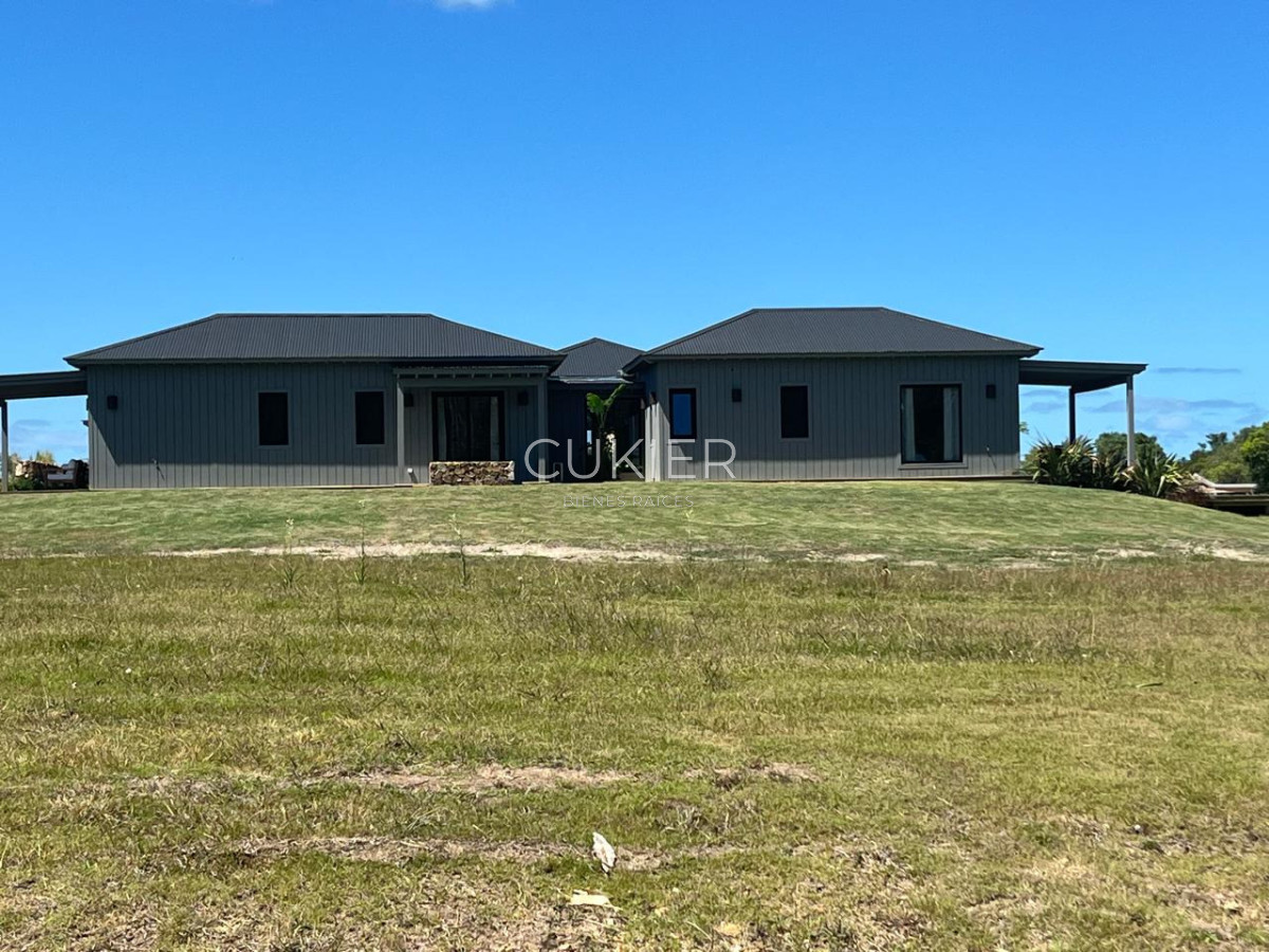 Casa ID.5303 - Alquiler anual e invernal de casa a estrenar de 4 dormitorios y dependencia en barrio privado en la Barra Punta del Este