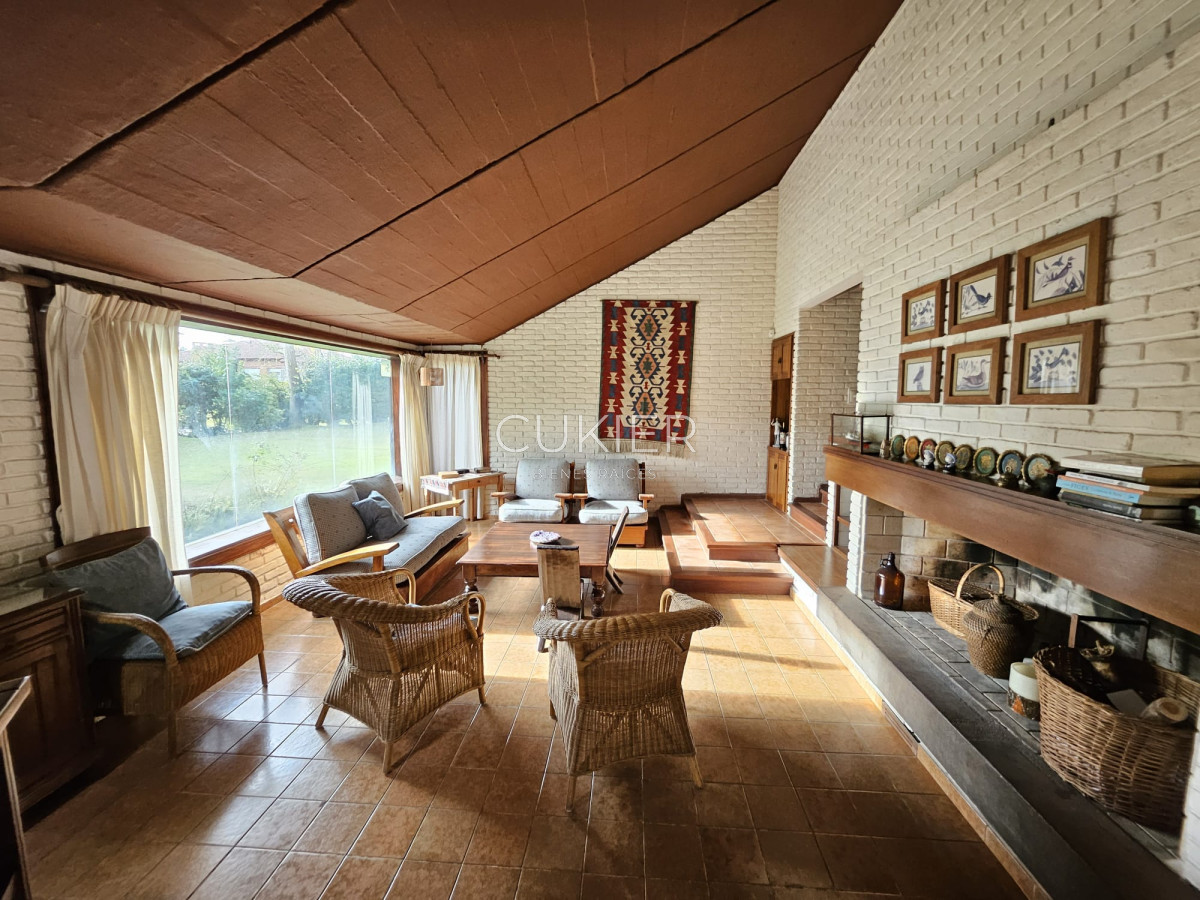 Casa ID.4977 - Venta de hermosa casa 4 dormitorios en zona de colegios 