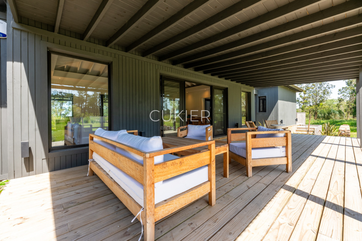 Casa ID.5206 - Venta y alquiler temporal de espectacular casa 4 dormitorios en barrio privado Puerto Quetzal en la barra Punte del este 