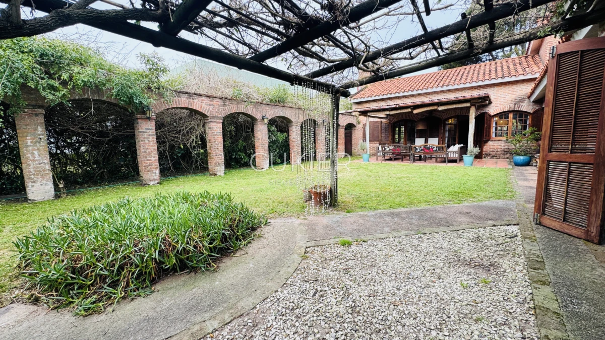 Casa ID.4183 - Venta y Alquiler de temporada casa 4 dormitorios y piscina climatizada en Pinares a tan solo 150 m de playa mansa 