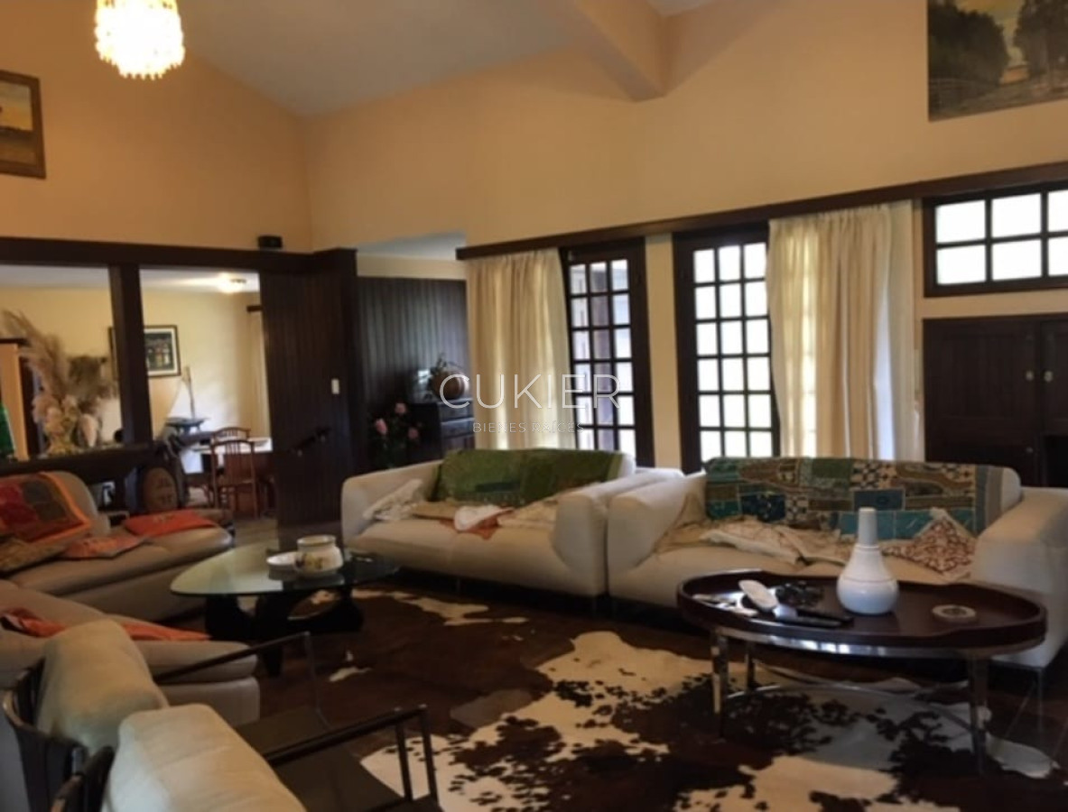 Casa ID.3762 - Alquiler anual espectacular casa de 4 dormitorios con piscina en Lugano