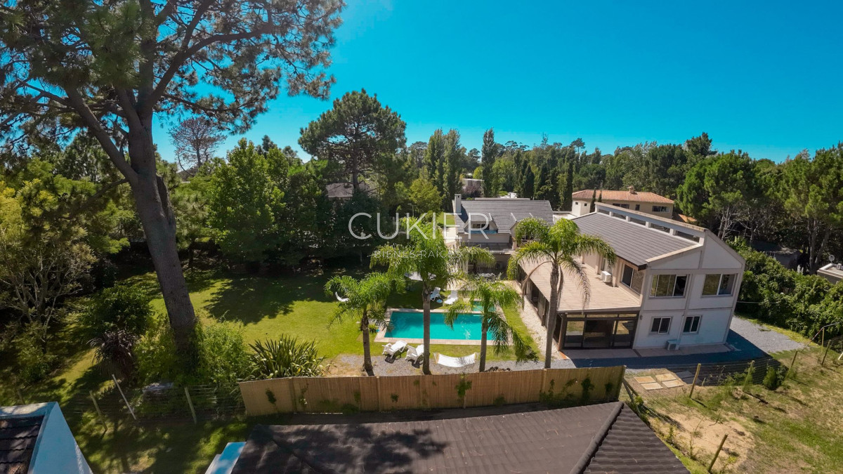 Casa ID.1851 - Venta y alquiler anual de espectacular casa de 6 dormitorios en barrio privado la Residence