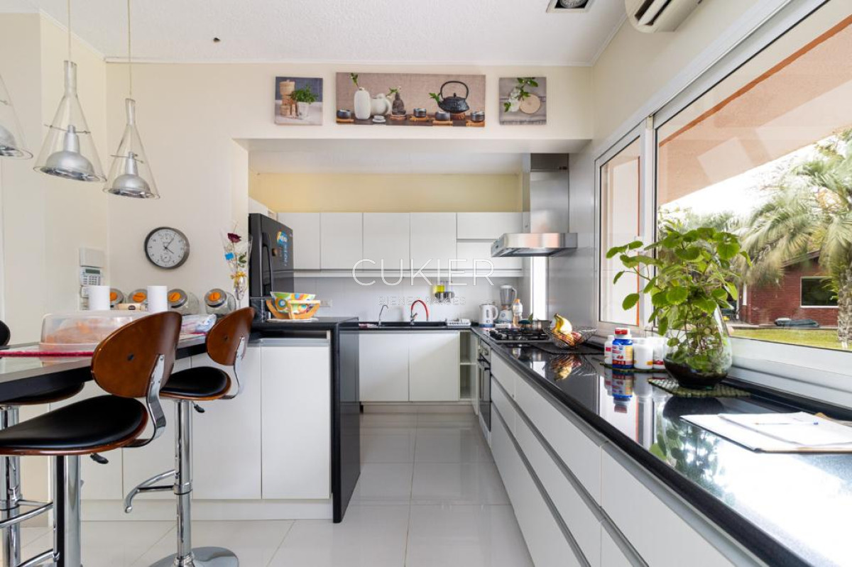 Casa ID.1778 - Alquiler anual y venta de espectacular casa de 5 dormitorios y piscina en cantegril Punta del Este