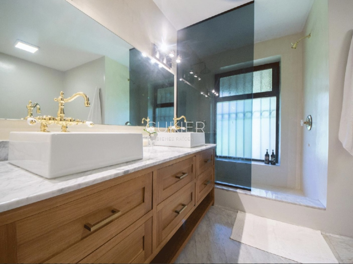 Casa ID.4220 - Venta y alquiler temporada y anual de espectacular casa de 4 dormitorios en San Rafael a 300 m del mar