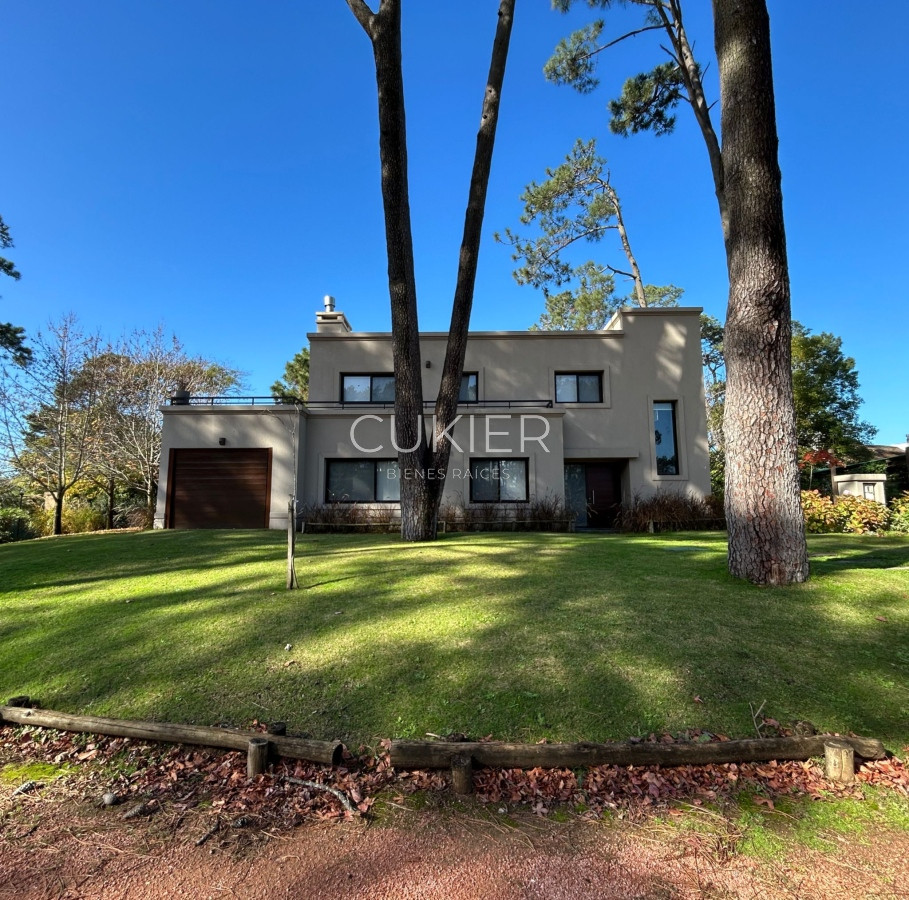 Casa ID.3856 - Alquiler anual de hermosa casa 3 dormitorios en barrio privado con servicios 