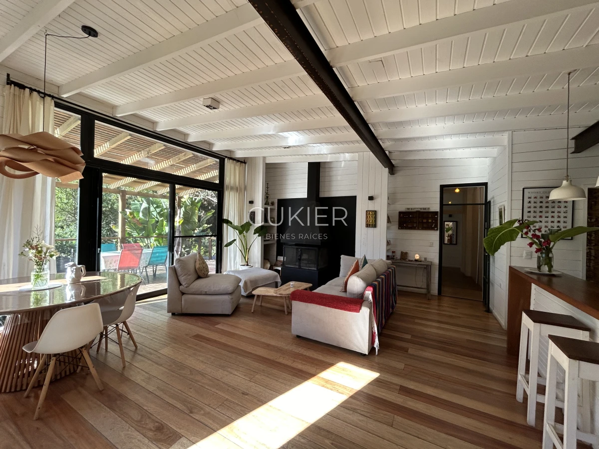 Casa ID.4313 - SE ALQUILA CASA EN EL TESORO DE 3 DORMITORIOS, 3 BAÑOS RODEADA DE VERDES