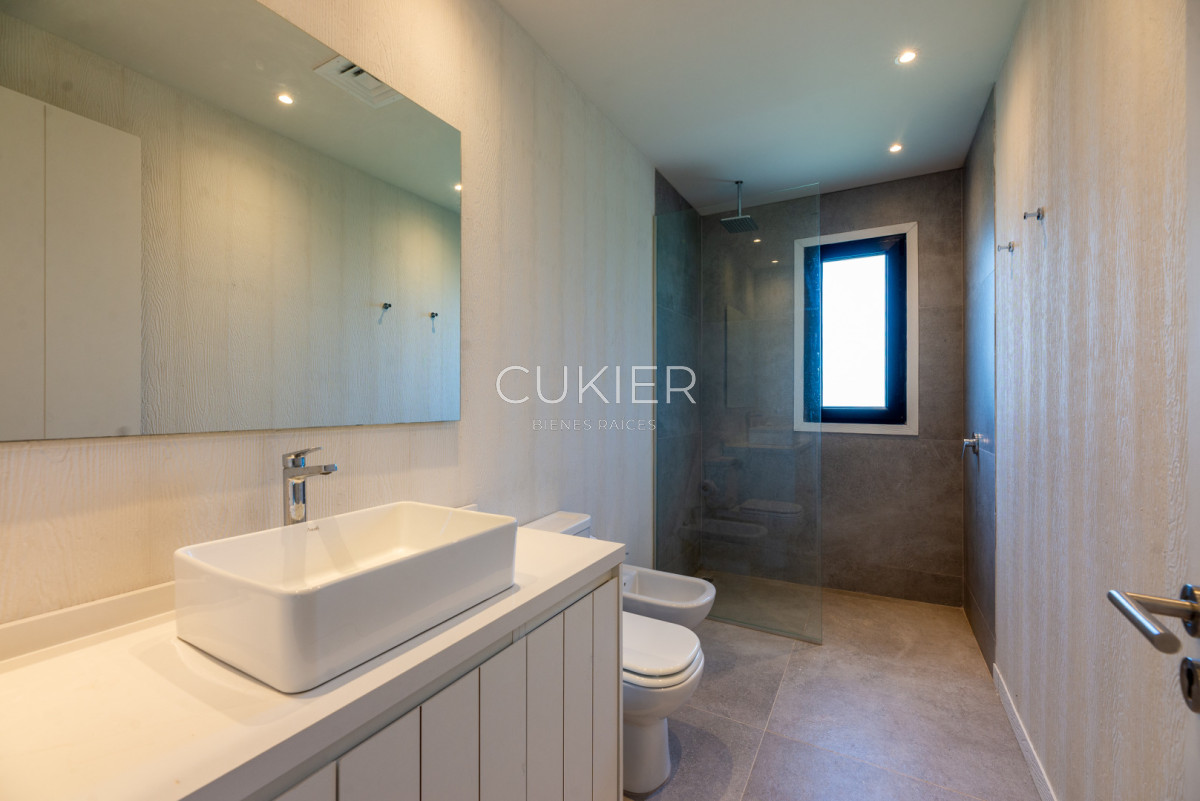 Casa ID.5206 - Venta y alquiler temporal de espectacular casa 4 dormitorios en barrio privado Puerto Quetzal en la barra Punte del este 