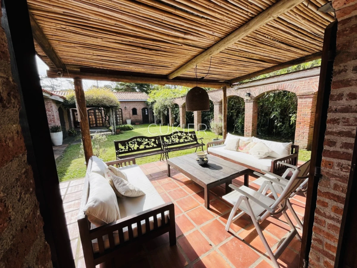 Casa ID.4183 - Venta y Alquiler de temporada casa 4 dormitorios y piscina climatizada en Pinares a tan solo 150 m de playa mansa 