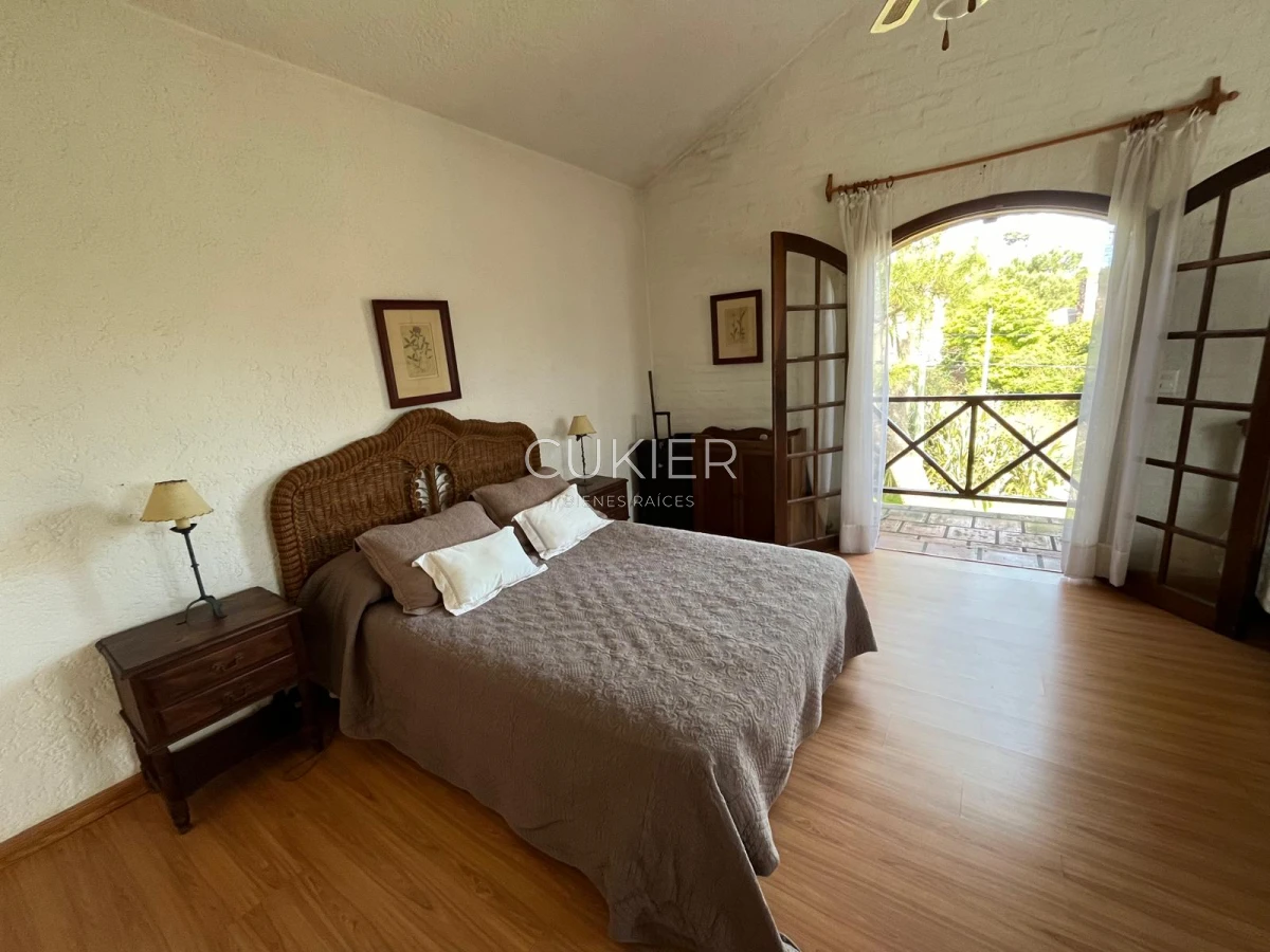 Casa ID.4183 - Alquiler de temporada casa 4 dormitorios y piscina climatizada en Pinares a tan solo 150 m de playa mansa 