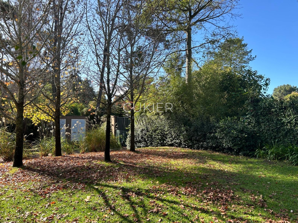 Casa ID.3856 - Alquiler anual de hermosa casa 3 dormitorios en barrio privado con servicios 