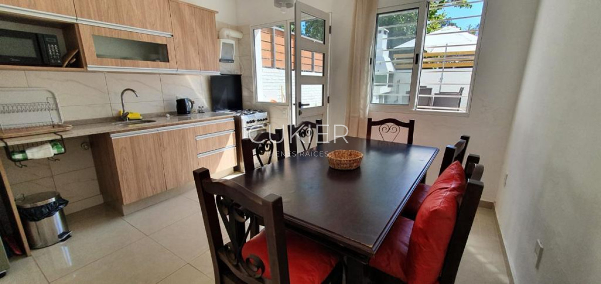 Casa ID.3312 - Alquiler anual de casa 2 dormitorios y medios a 1 cuadra del mar en playa mansa con patio y parrillero