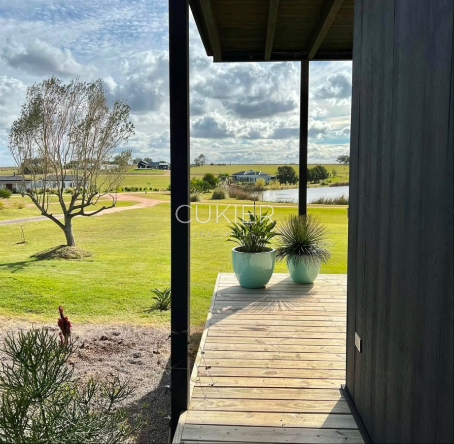 Casa ID.5411 - Venta de casa 3 dormitorios y dependencia en barrio privado Pueblo Mio