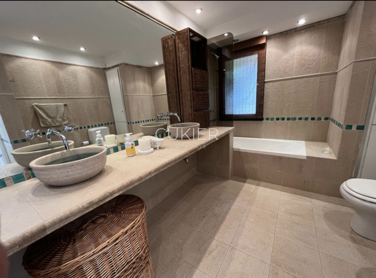 Casa ID.3587 - Venta de espectacular casa con amplio parque y Pisicna en San Rafael