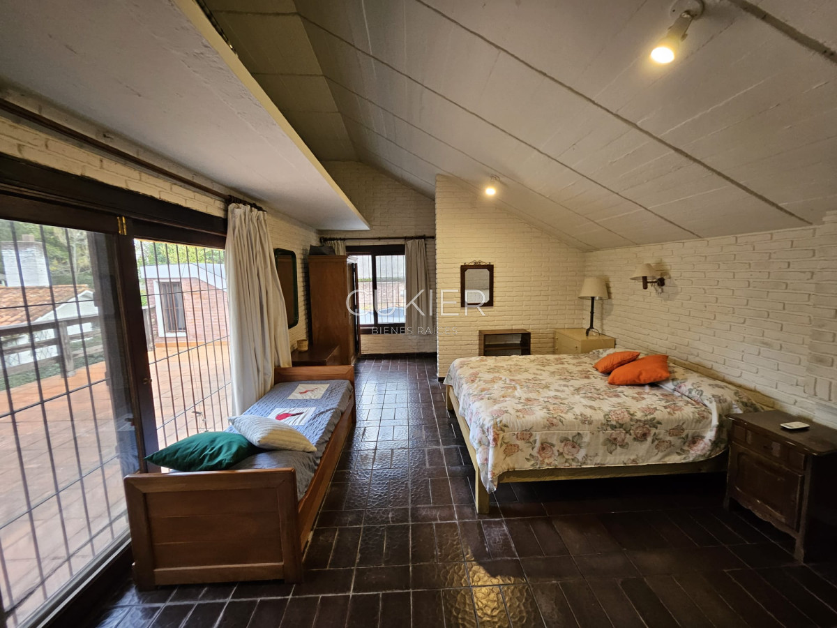 Casa ID.4977 - Venta de hermosa casa 4 dormitorios en zona de colegios 