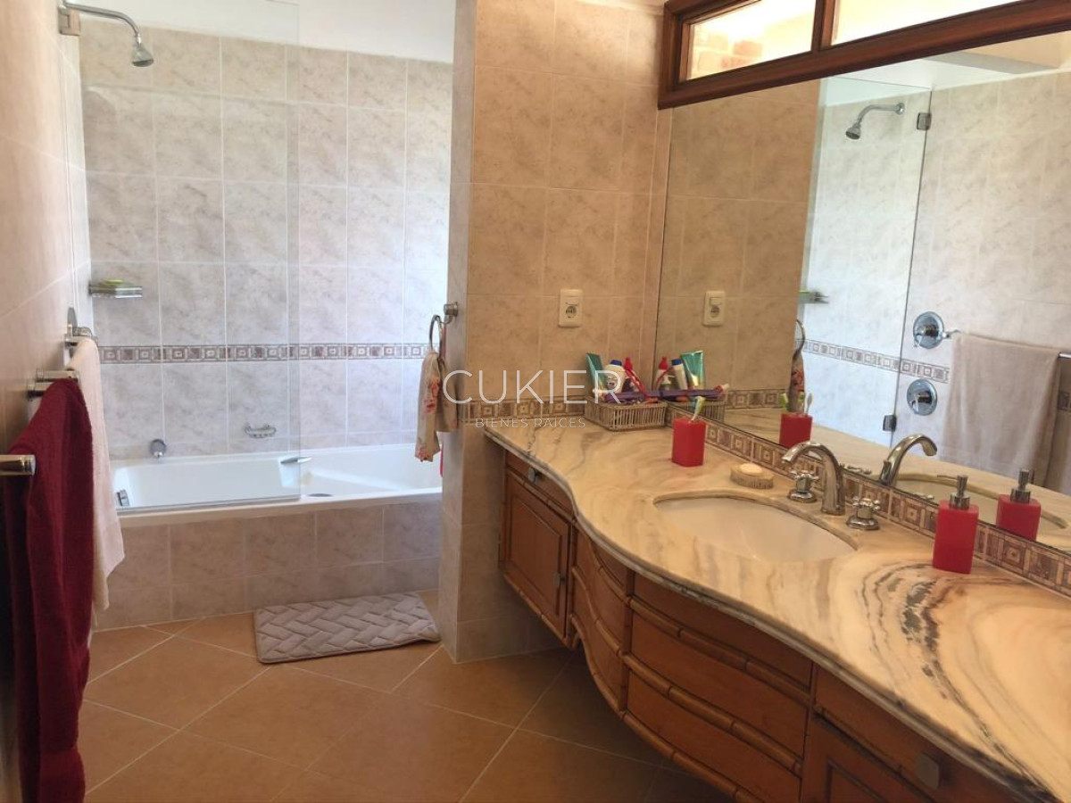 Casa ID.2606 - Alquiler temporada espectacular casa de 5 dormitorios y piscina climatizada en Lugano Punta del Este