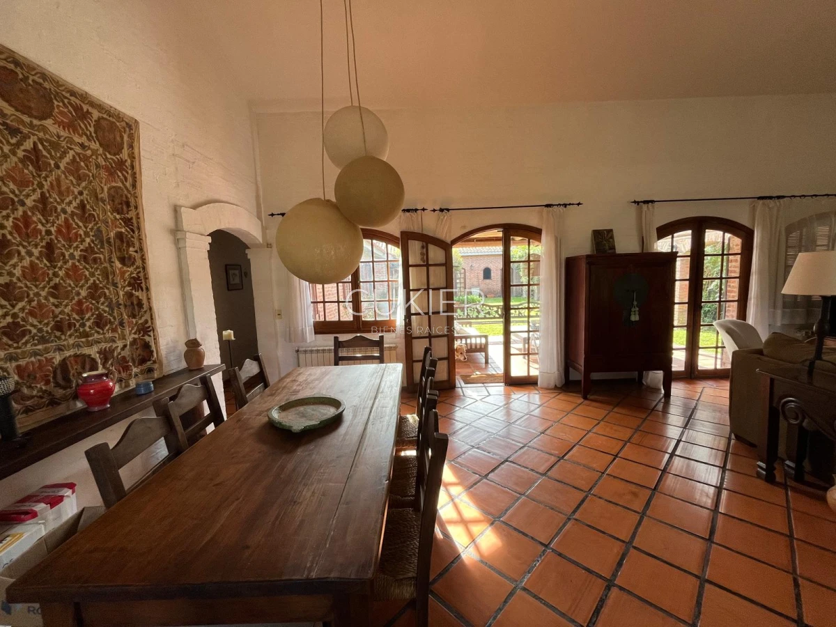 Casa ID.4183 - Alquiler de temporada casa 4 dormitorios y piscina climatizada en Pinares a tan solo 150 m de playa mansa 