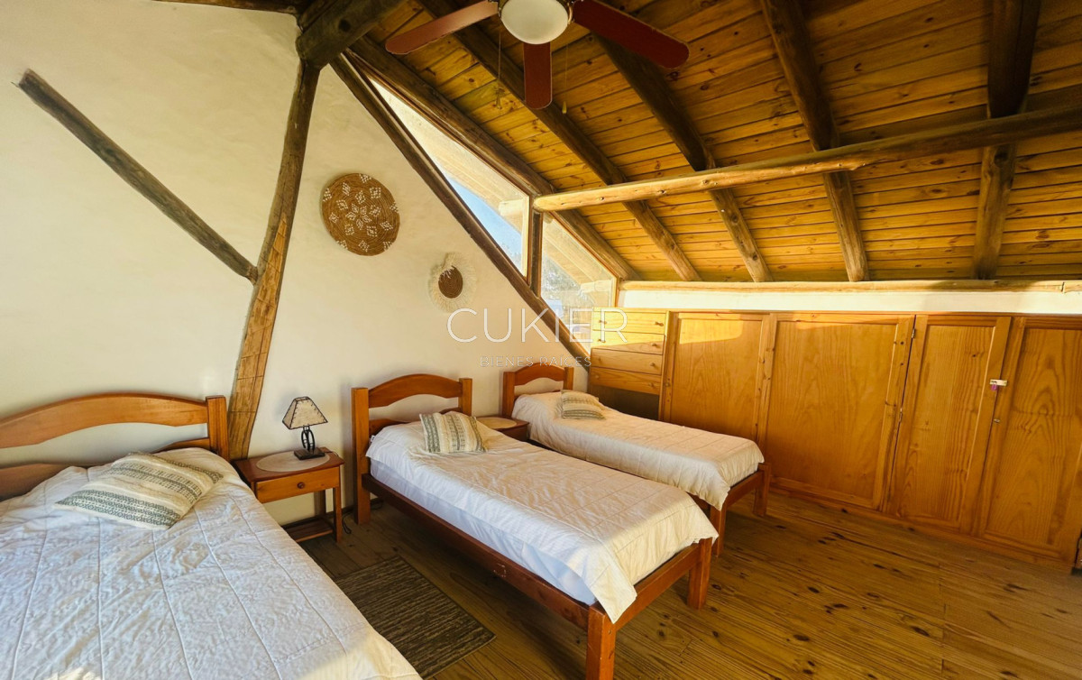 Casa ID.5323 - Se vende casa de dos dormitorios, un baño, primera línea.