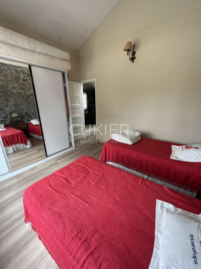 Casa ID.498 - Alquiler anual de casa 4 dormitorios con piscina en Pinares Punta del este 