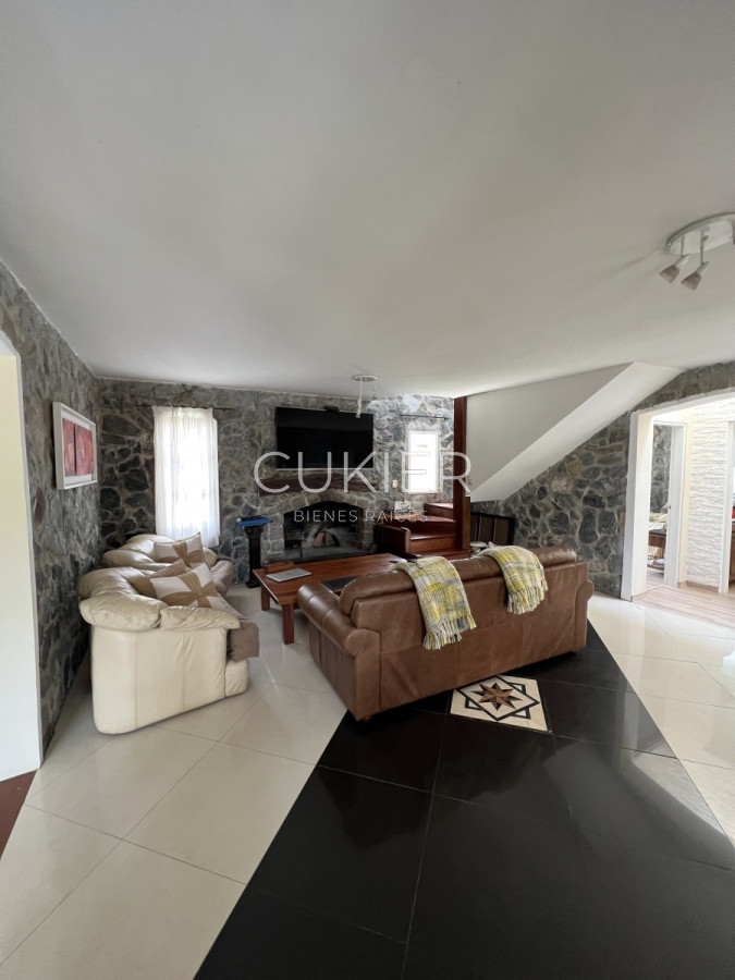 Casa ID.498 - Alquiler anual de casa 4 dormitorios con piscina en Pinares Punta del este 