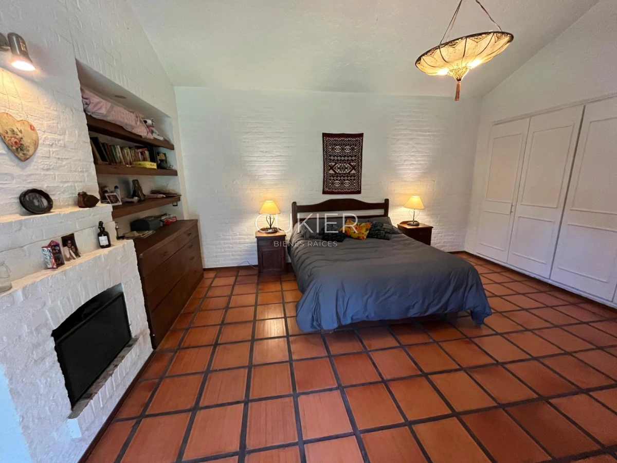 Casa ID.4183 - Alquiler de temporada casa 4 dormitorios y piscina climatizada en Pinares a tan solo 150 m de playa mansa 