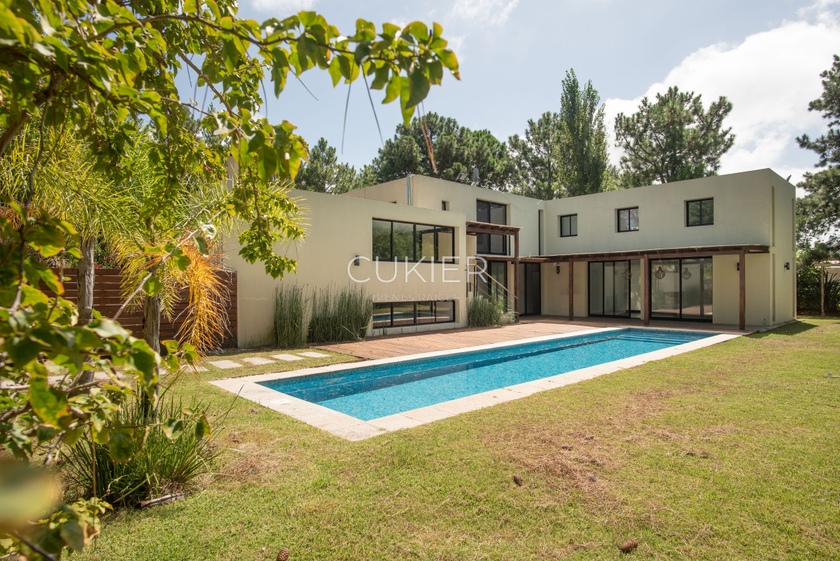 Casa ID.4685 - Venta espectacular casa de 3 dormitorios y dependencia en barrio privado la Residence zona de colegios