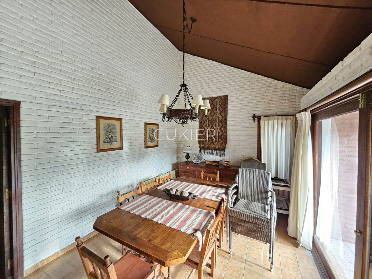 Casa ID.4977 - Venta de hermosa casa 4 dormitorios en zona de colegios 