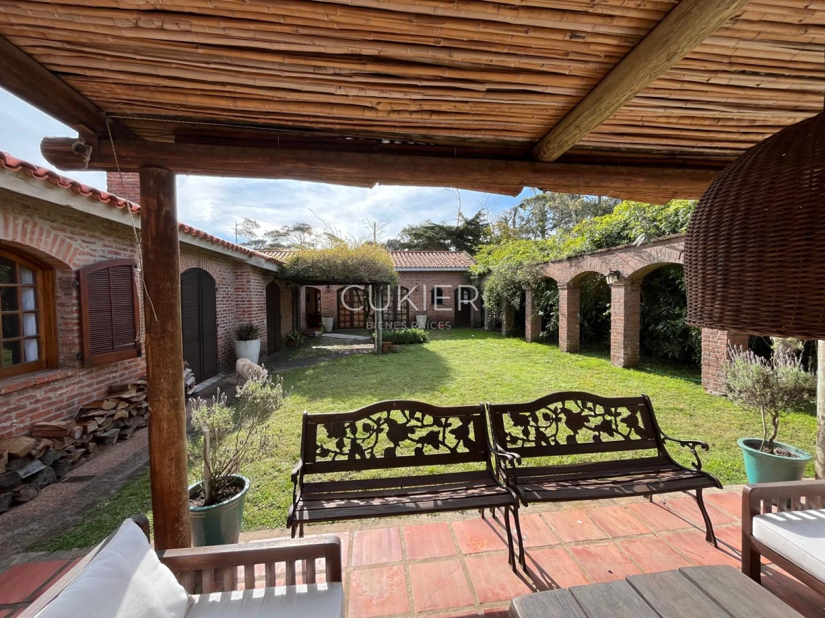 Casa ID.4183 - Alquiler de temporada casa 4 dormitorios y piscina climatizada en Pinares a tan solo 150 m de playa mansa 