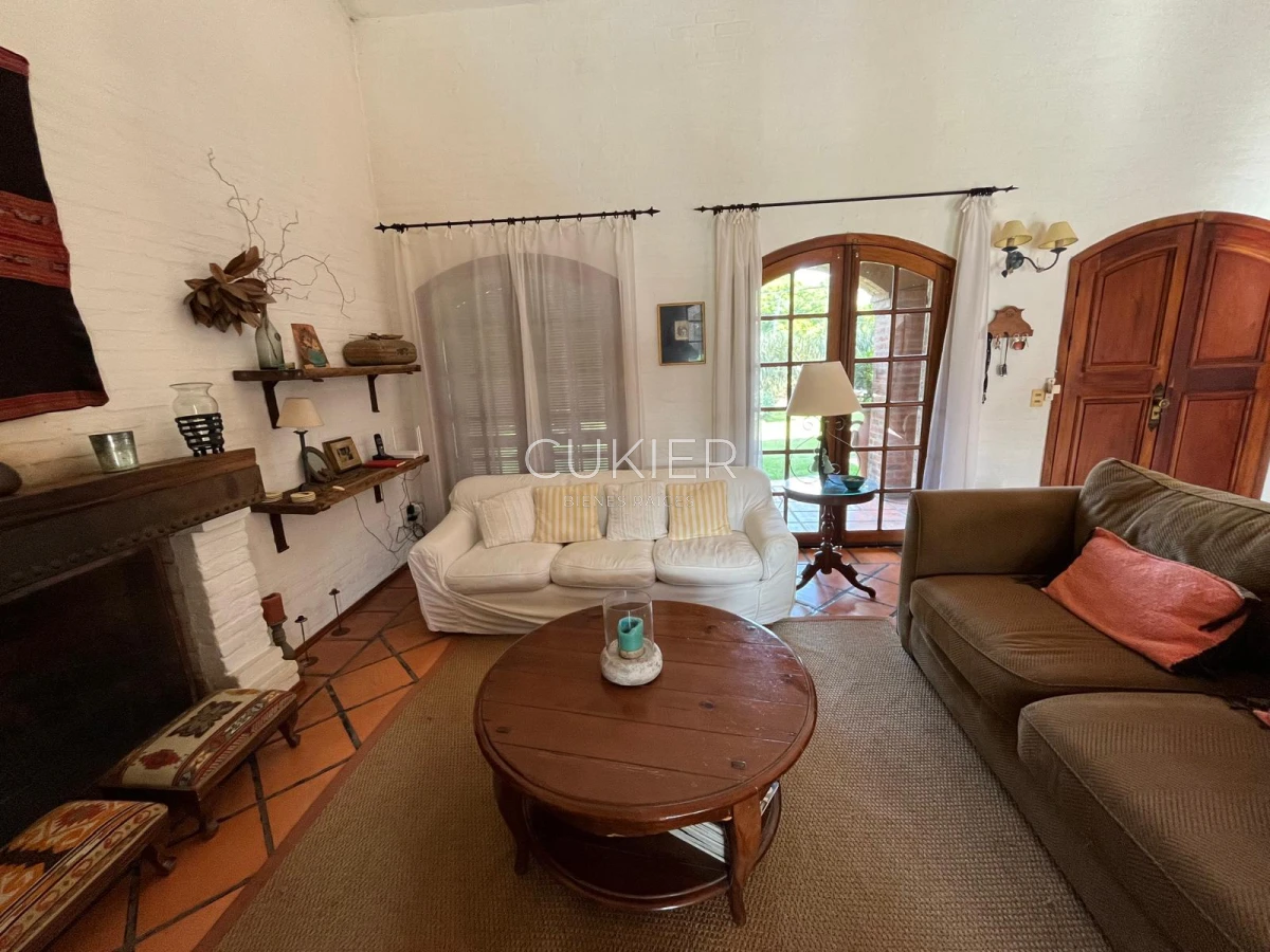 Casa ID.4183 - Alquiler de temporada casa 4 dormitorios y piscina climatizada en Pinares a tan solo 150 m de playa mansa 