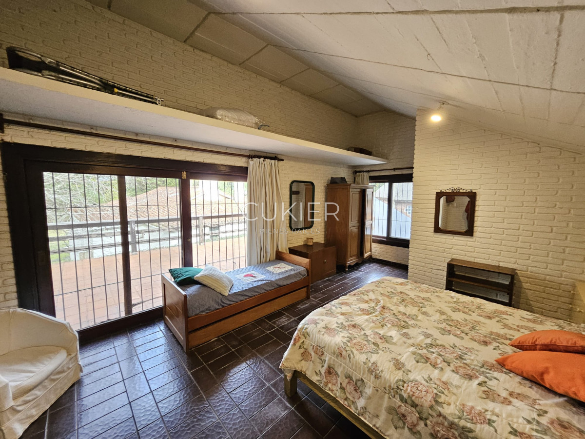 Casa ID.4977 - Venta de hermosa casa 4 dormitorios en zona de colegios 