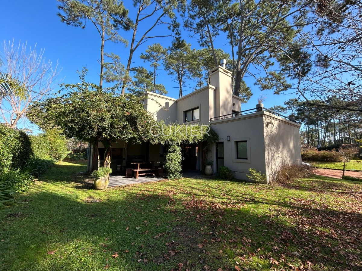 Casa ID.3856 - Alquiler anual de hermosa casa 3 dormitorios en barrio privado con servicios 