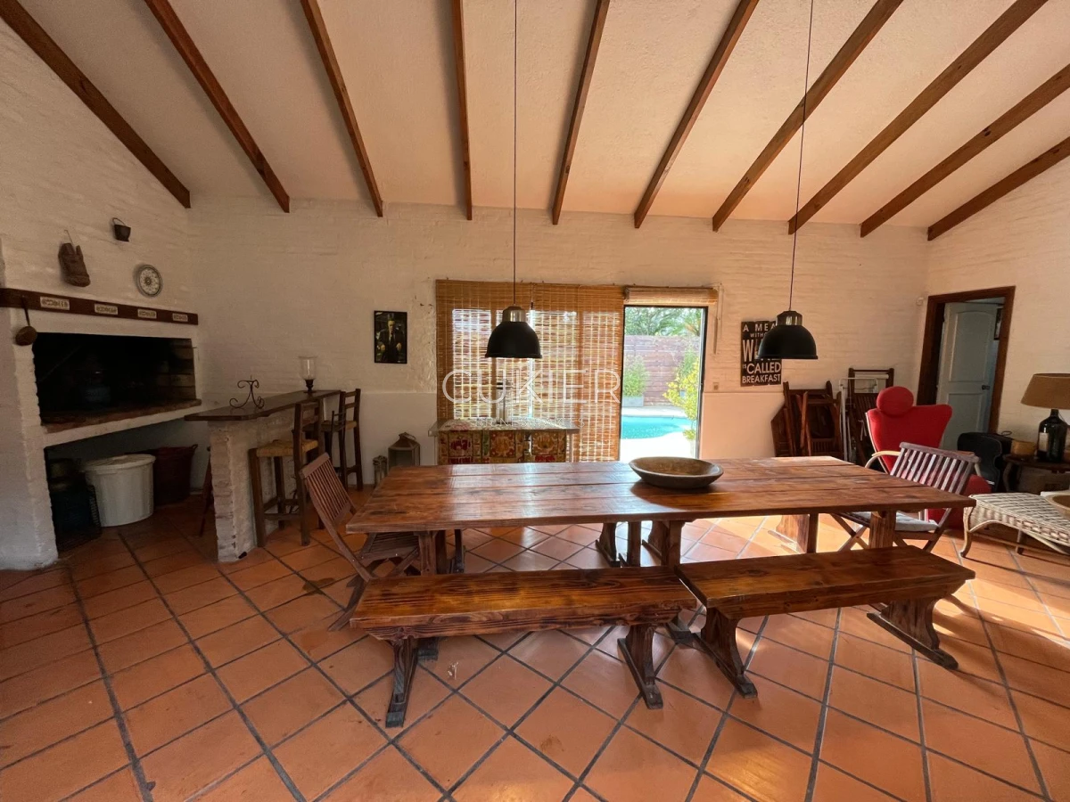 Casa ID.4183 - Alquiler de temporada casa 4 dormitorios y piscina climatizada en Pinares a tan solo 150 m de playa mansa 