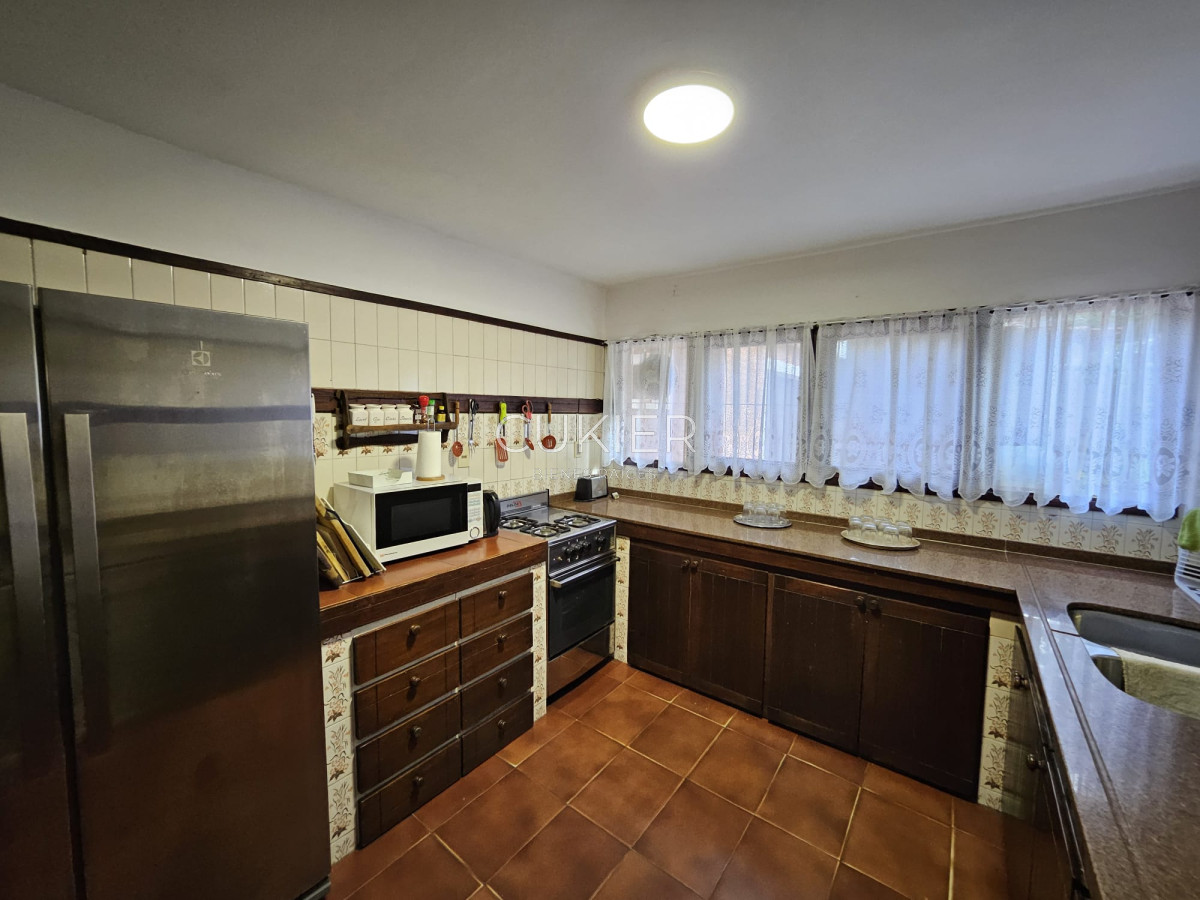 Casa ID.4977 - Venta de hermosa casa 4 dormitorios en zona de colegios 