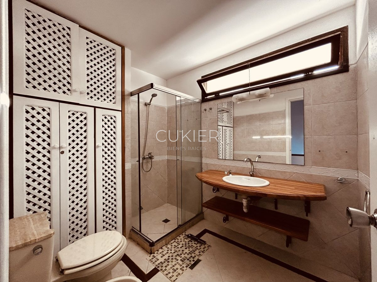 Casa ID.1424 - Alquiler anual casa 4 dormitorios en Playa Mansa Punta del Este