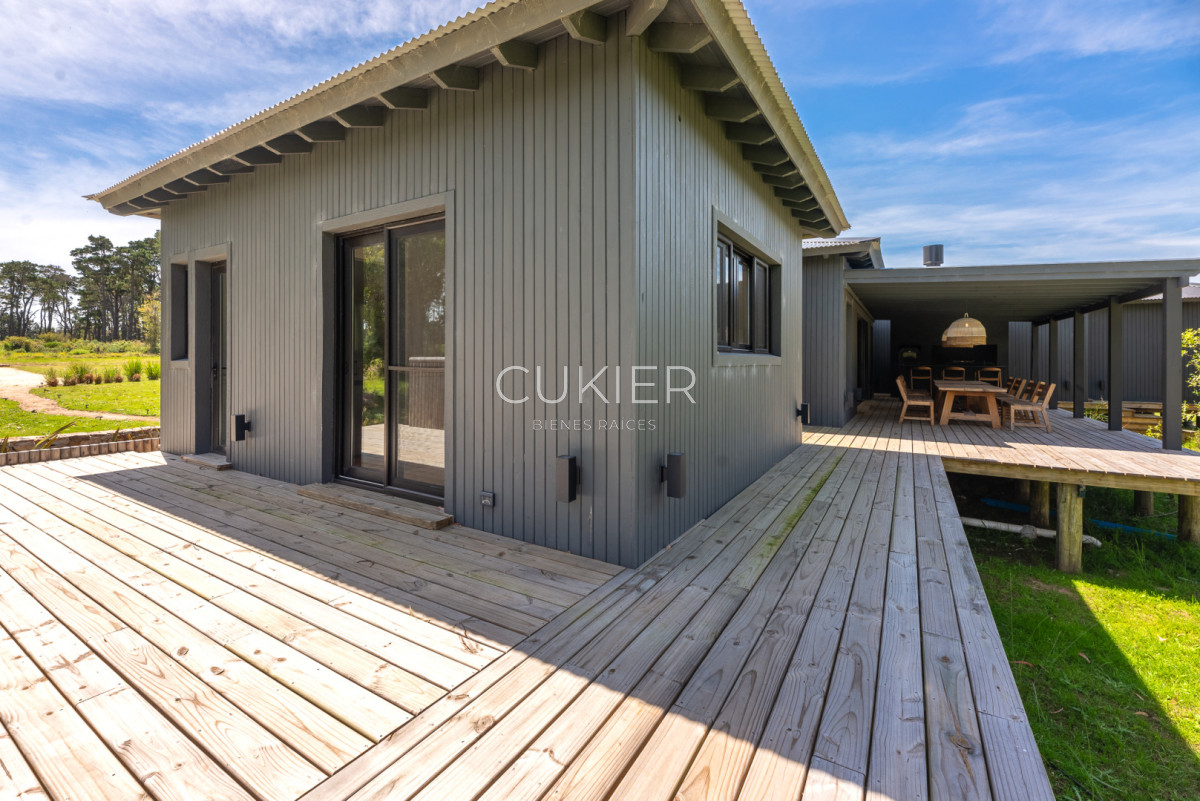 Casa ID.5206 - Venta y alquiler temporal de espectacular casa 4 dormitorios en barrio privado Puerto Quetzal en la barra Punte del este 