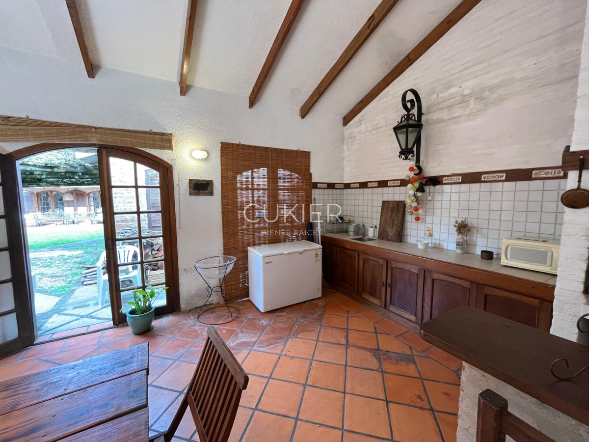 Casa ID.4183 - Alquiler de temporada casa 4 dormitorios y piscina climatizada en Pinares a tan solo 150 m de playa mansa 
