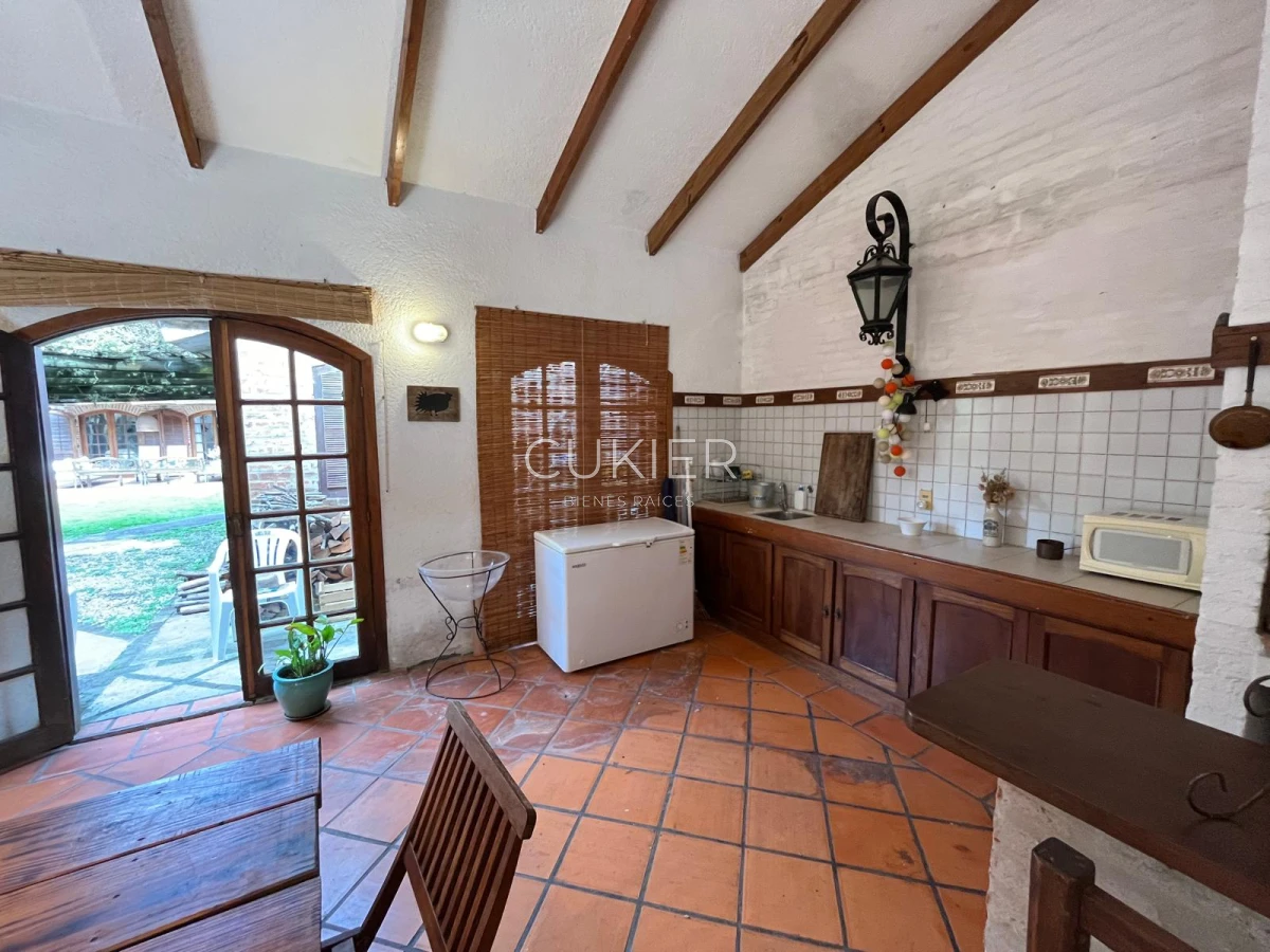 Casa ID.4183 - Alquiler de temporada casa 4 dormitorios y piscina climatizada en Pinares a tan solo 150 m de playa mansa 