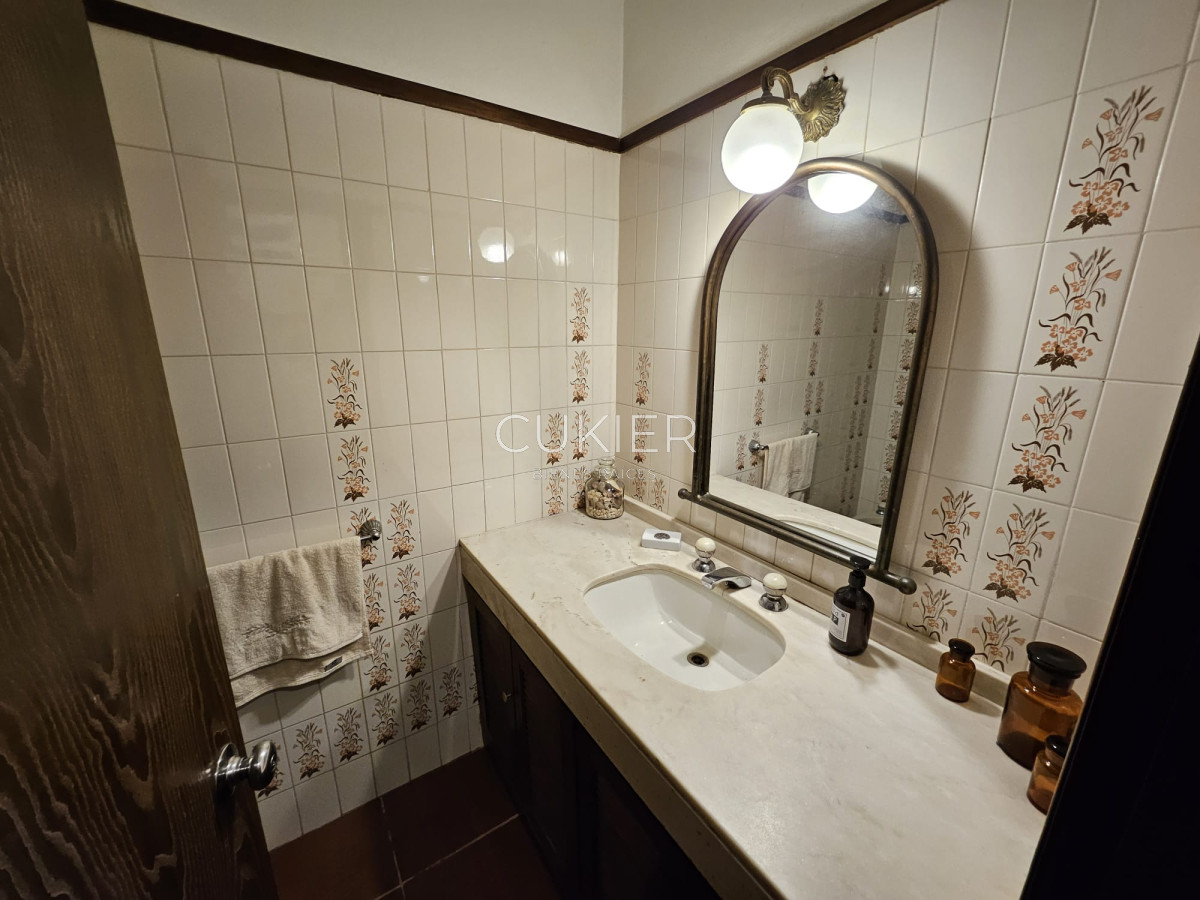 Casa ID.4977 - Venta de hermosa casa 4 dormitorios en zona de colegios 