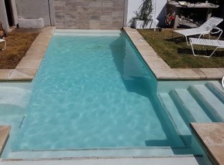 Venta de casa en Pinares de 2 dormitorios y dependencia con piscina