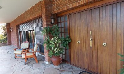 Venta y alquiler anual de casa de 4 dormitorios a 200 m de playa mansa