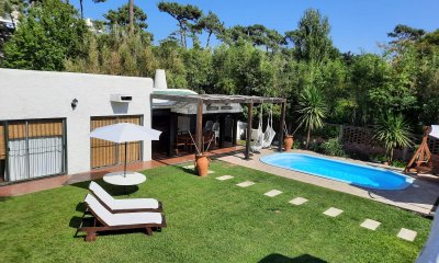 Venta y alquiler anual de hermosa casa 4 dormitorios con piscina en El Barrio Cantegril Punta del Este