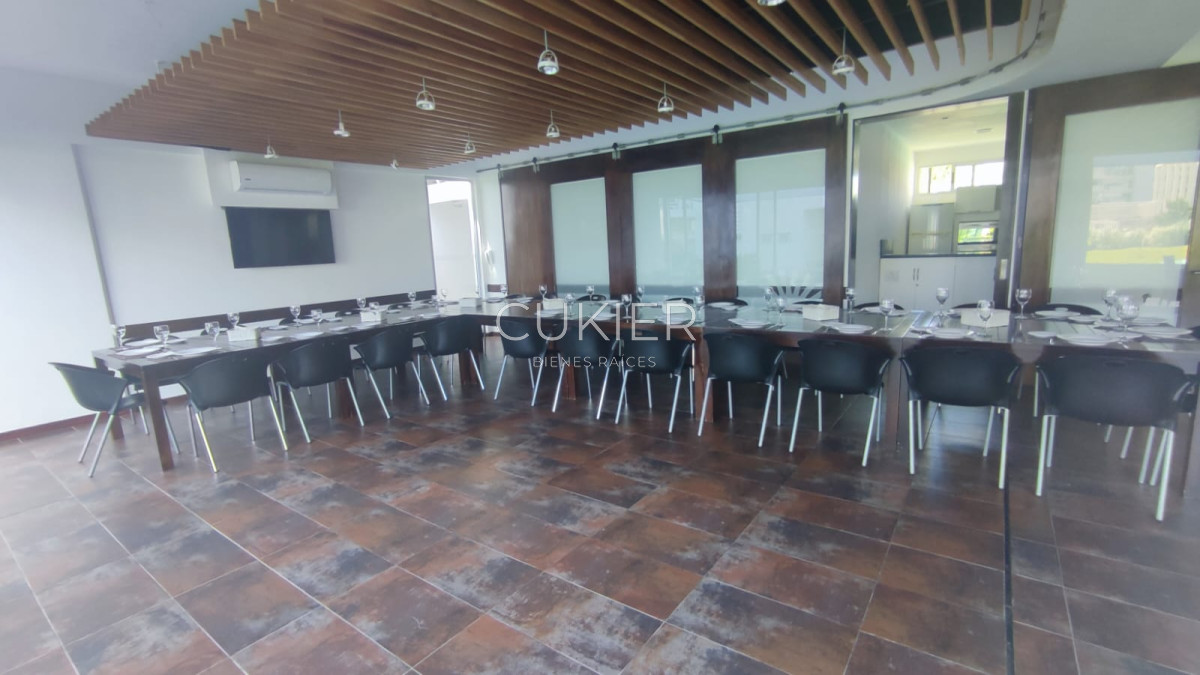 Apartamento ID.3395 - Alquiler invernal de hermoso apartamento de 2 dormitorios con vista al mar en playa mansa edificio full amenities