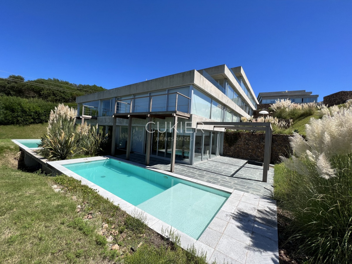 Apartamento ID.1341 - Alquiler de temporada y venta de apartamento 2 dormitorios a estrenar duplex con piscina propia y primera linea al mar en Punta Ballena 