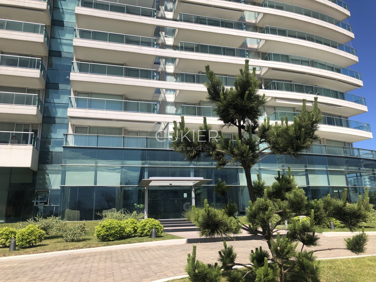 Apartamento ID.3395 - Alquiler invernal de hermoso apartamento de 2 dormitorios con vista al mar en playa mansa edificio full amenities