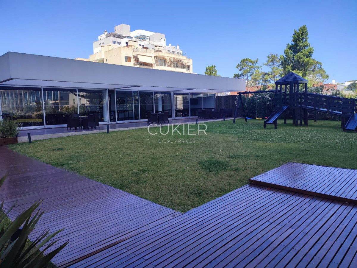 Apartamento ID.3395 - Alquiler invernal de hermoso apartamento de 2 dormitorios con vista al mar en playa mansa edificio full amenities